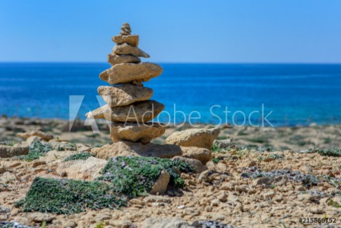 Picture of Wiea uoona z kamieni na play na tle morza